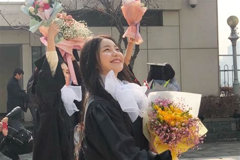 홍콩에서 국제학교 다니다 캐스팅 당해 데뷔했다는 걸그룹 멤버.